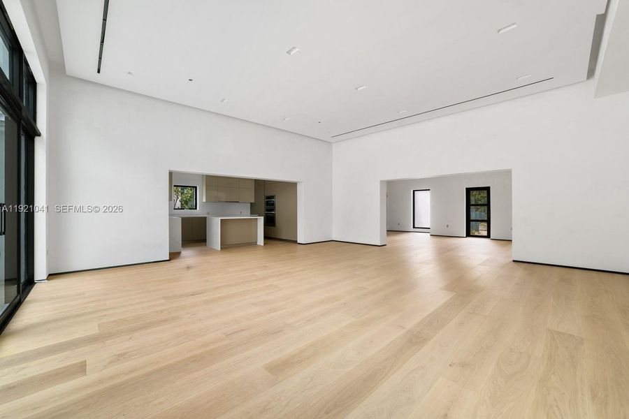Spacious, unfurnished interior of a new home in , Miami Beach (Image 9).