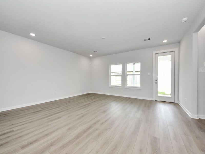 Spacious, unfurnished interior of a new home in Sunterra, Katy (Image 16).