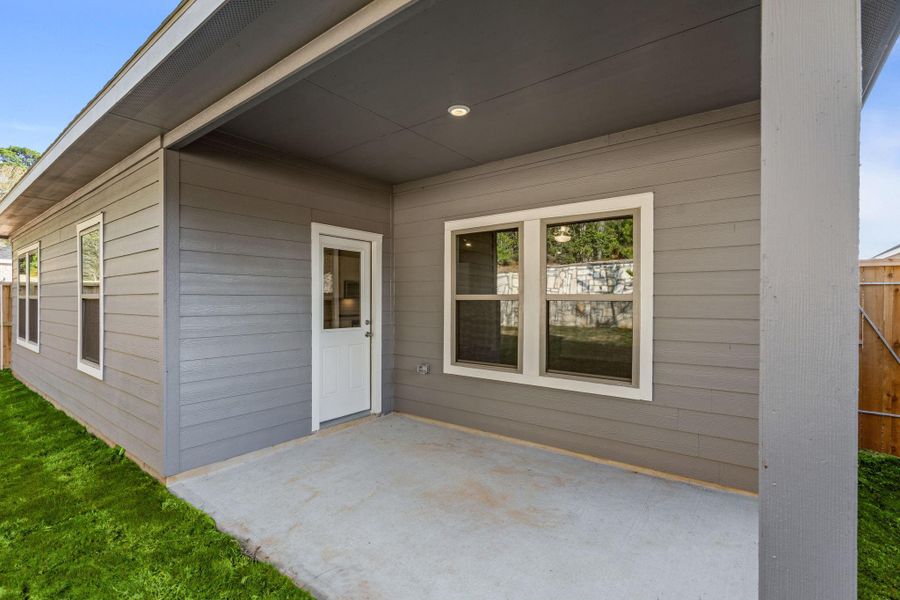 Exterior details and patio area of a home in Westridge Cove, Conroe (Image 4). Exterior details and patio area of a home in Westridge Cove, Conroe (Image 4).