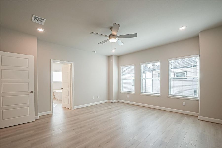 Spacious, unfurnished interior of a new home in Regents Court, Houston (Image 17).