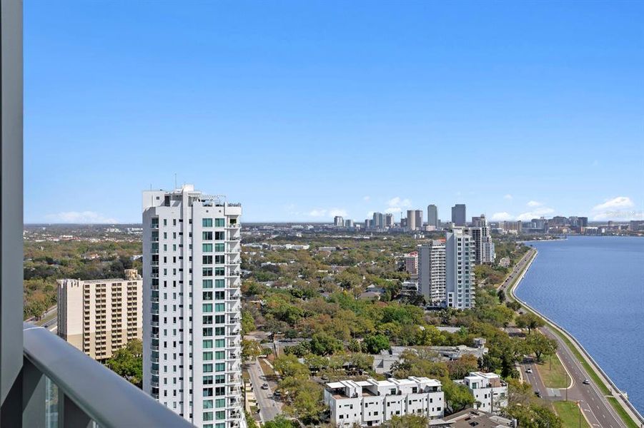 Condo located in Tampa, FL showcasing its design and architecture (Image 55).