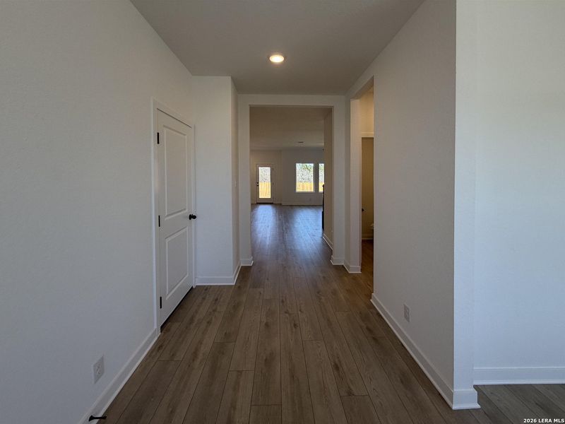 Spacious, unfurnished interior of a new home in Nopal Valley, San Antonio (Image 19).