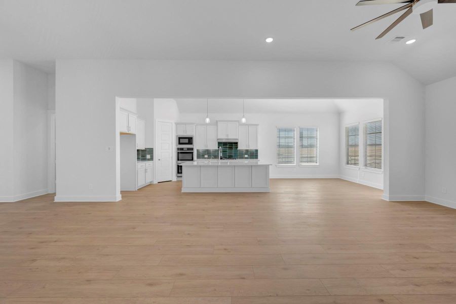 Spacious, unfurnished interior of a new home in Lone Star Landing, Montgomery (Image 30).