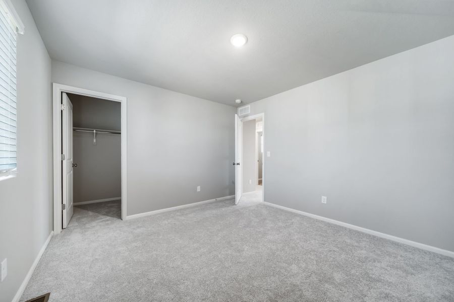 Spacious, unfurnished interior of a new home in Thompson River Ranch, Johnstown (Image 27).