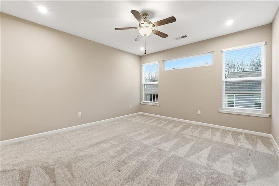 Spacious, unfurnished interior of a new home in Poplar Place, Dallas (Image 25).