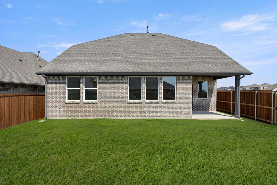 Exterior details and patio area of a home in Creekside, Royse City (Image 3).