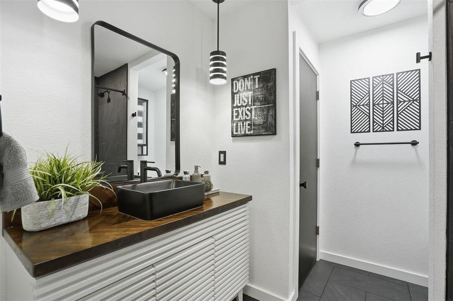 Furnished interior view inside a new home in , Granbury (Image 10).