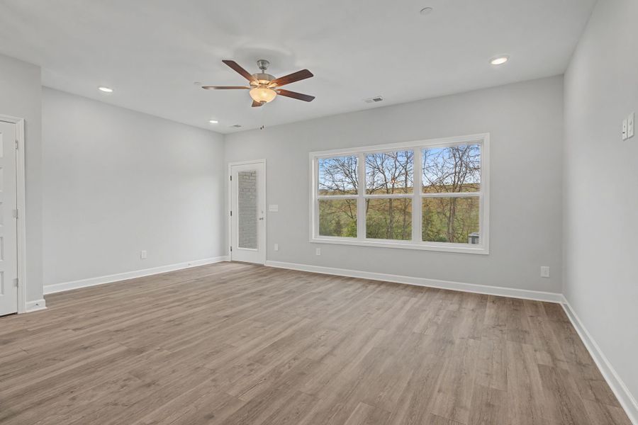 Spacious, unfurnished interior of a new home in Oxford Station, Gallatin (Image 26).