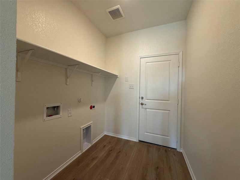 Spacious, unfurnished interior of a new home in River Bluff, Leander (Image 21).