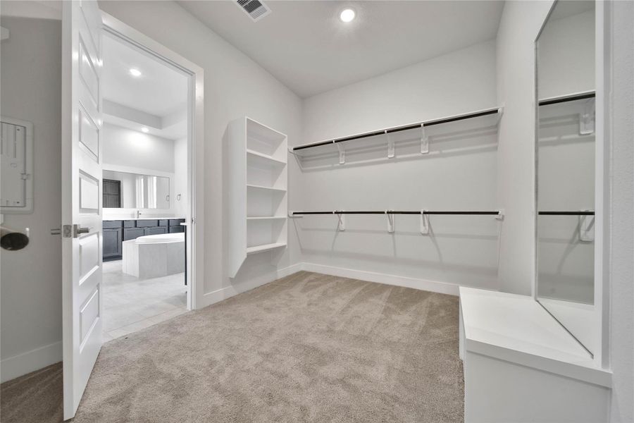 Spacious, unfurnished interior of a new home in , Rosharon (Image 29).