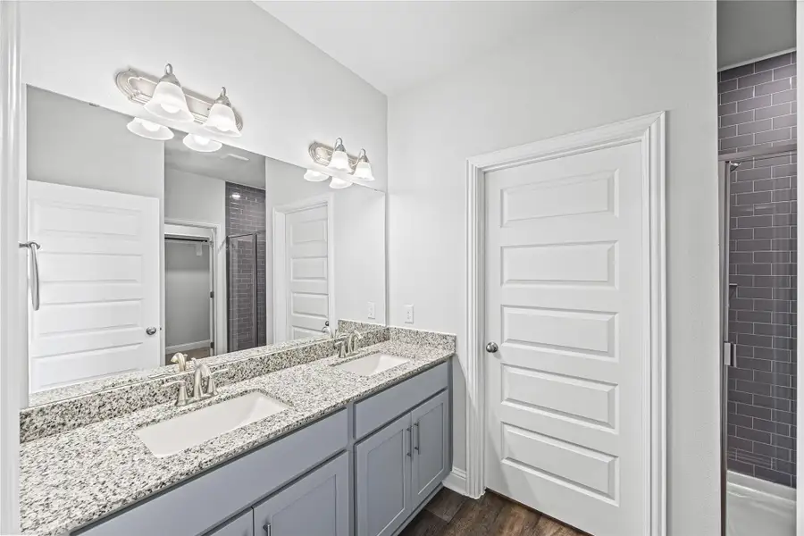 **Photos are a representation. Colors and features may differ** **Photos are a representation. Colors and features may differ**