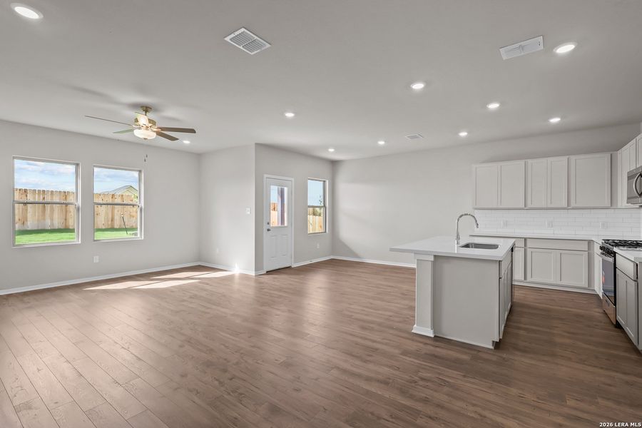 Spacious, unfurnished interior of a new home in Garden Grove, San Antonio (Image 30).