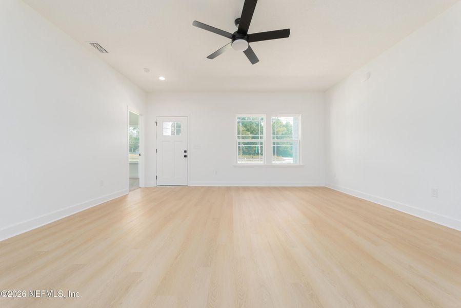Spacious, unfurnished interior of a new home in , Middleburg (Image 12).