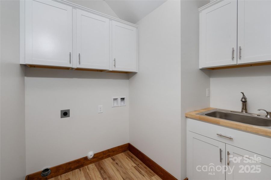 Laundry Room with sink