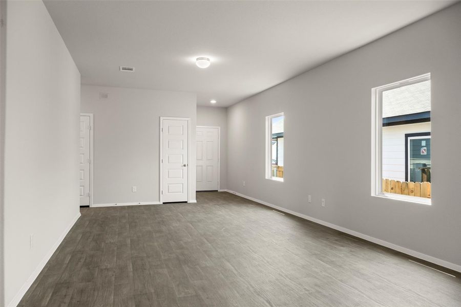 Spacious, unfurnished interior of a new home in Cloverleaf, Austin (Image 17).