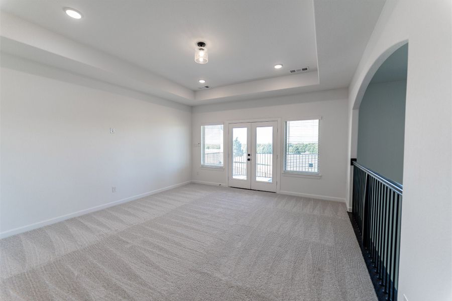 Spacious, unfurnished interior of a new home in Heath Golf & Yacht Club, Heath (Image 62).
