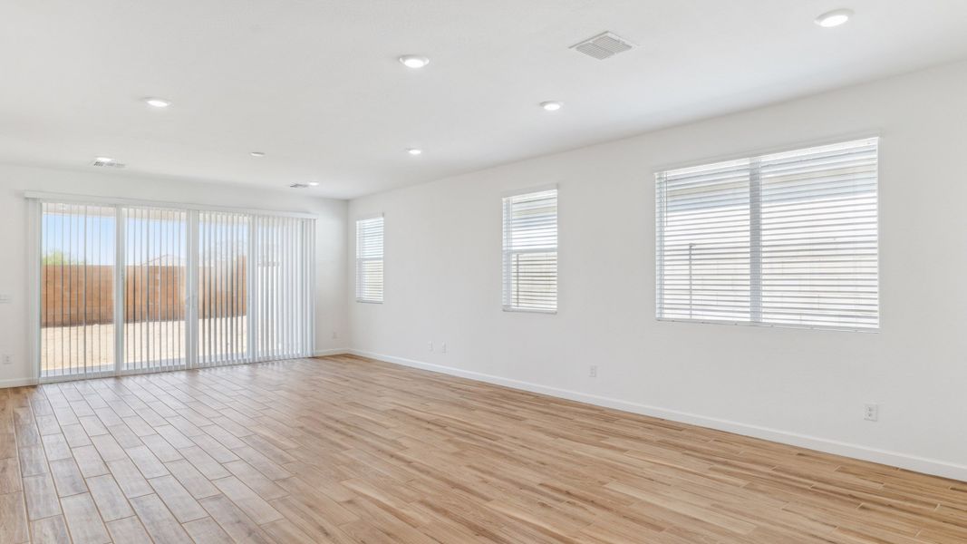 Spacious, unfurnished interior of a new home in Aloravita, Peoria (Image 18).