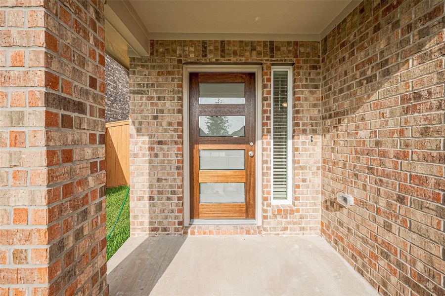 Exterior details and patio area of a home in Lago Mar, Texas City (Image 4).