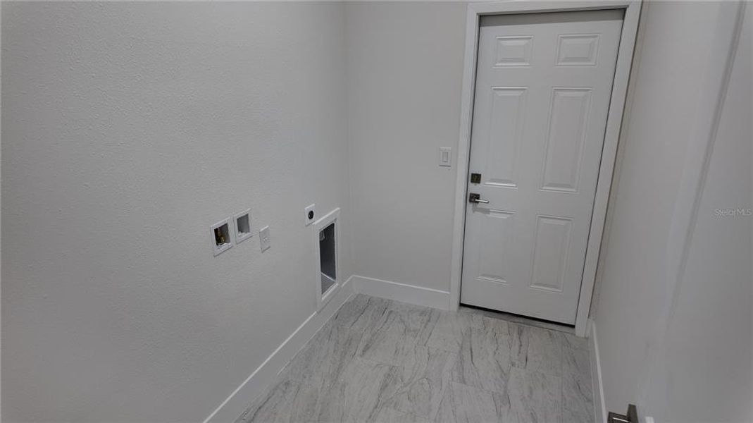 Spacious, unfurnished interior of a new home in , Dunnellon (Image 15).