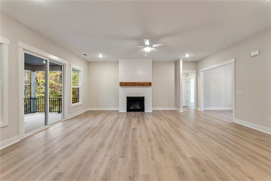 Spacious, unfurnished interior of a new home in Cross Creek Plantation, Seneca (Image 22).