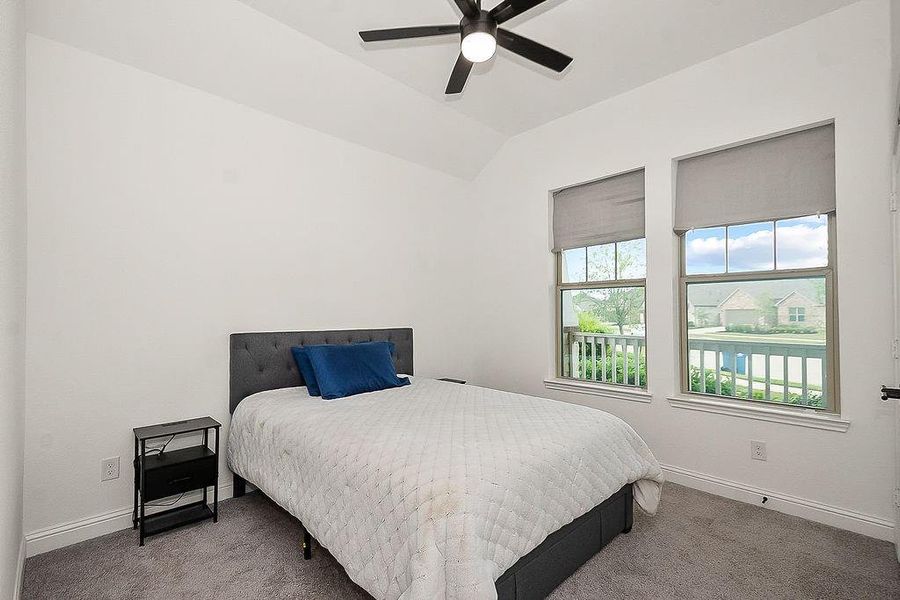 Large secondary bedroom Large secondary bedroom