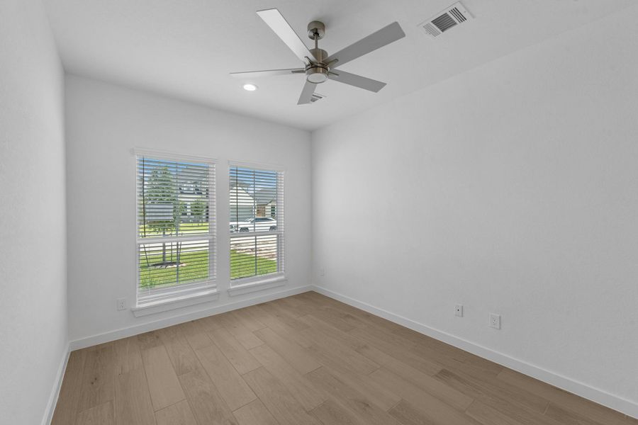 Spacious, unfurnished interior of a new home in Grand Mason Crossing, Katy (Image 19).