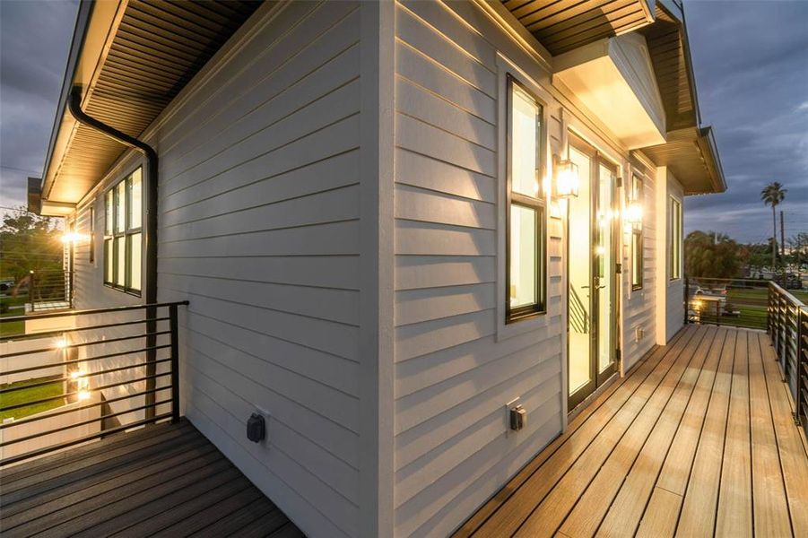 Exterior details and patio area of a home in , St. Petersburg (Image 2).