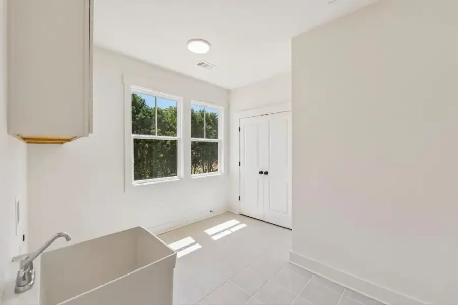 Spacious, unfurnished interior of a new home in White Post on Lake Lanier, Gainesville (Image 34).