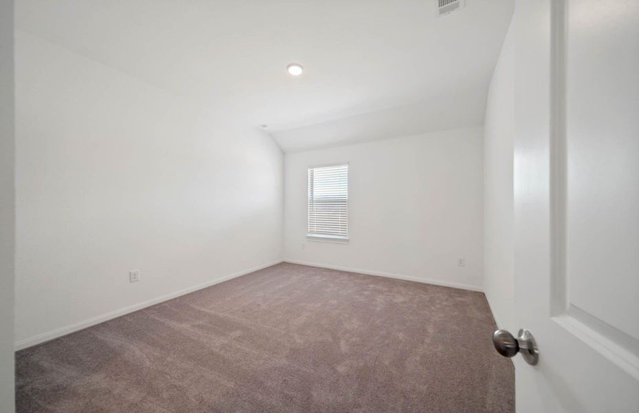 Spacious, unfurnished interior of a new home in Mavera, Conroe (Image 8).