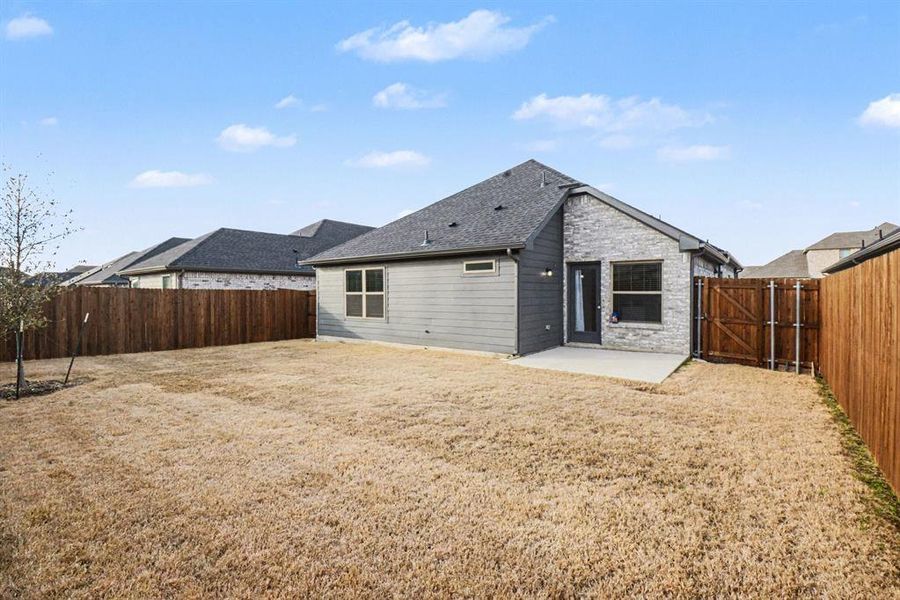 Exterior details and patio area of a home in Stratton Place, Greenville (Image 18).