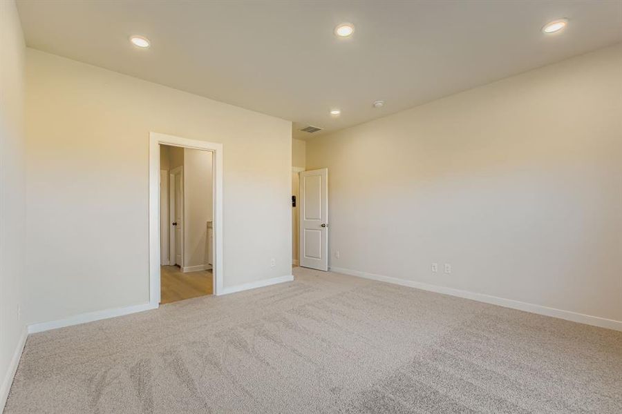 Spacious, unfurnished interior of a new home in Sperling Farms, Ferris (Image 17).