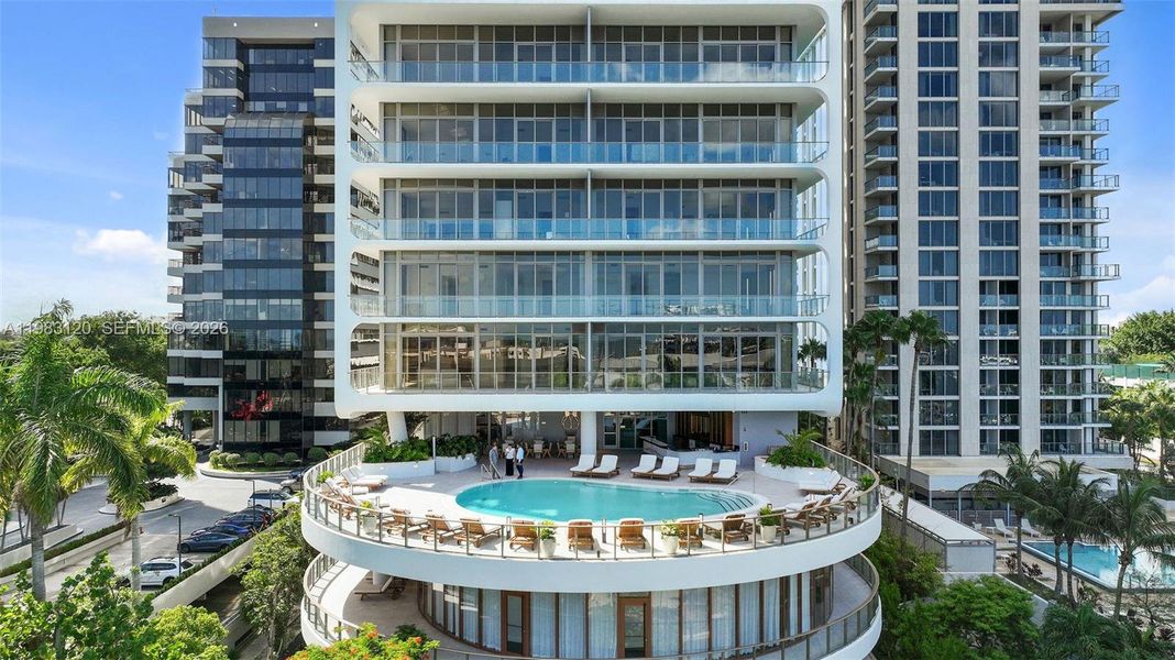 Condo located in Miami, FL showcasing its design and architecture (Image 3).