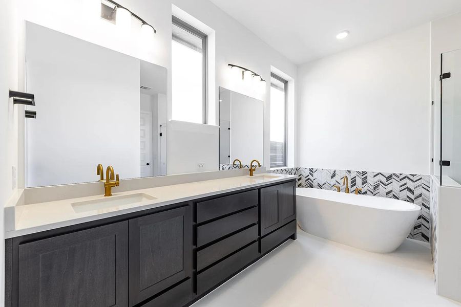 Deerfield II E Primary bath