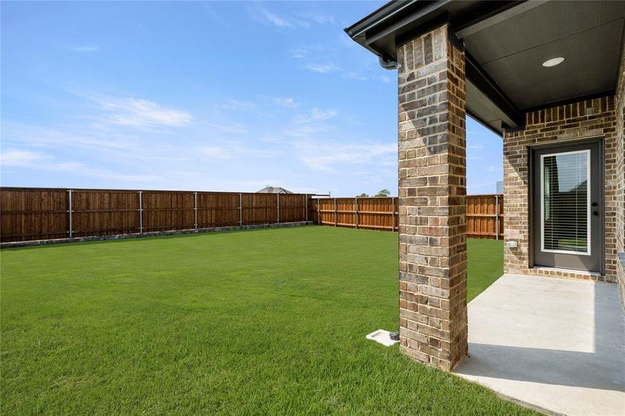 Exterior details and patio area of a home in Las Lomas, Forney (Image 3).