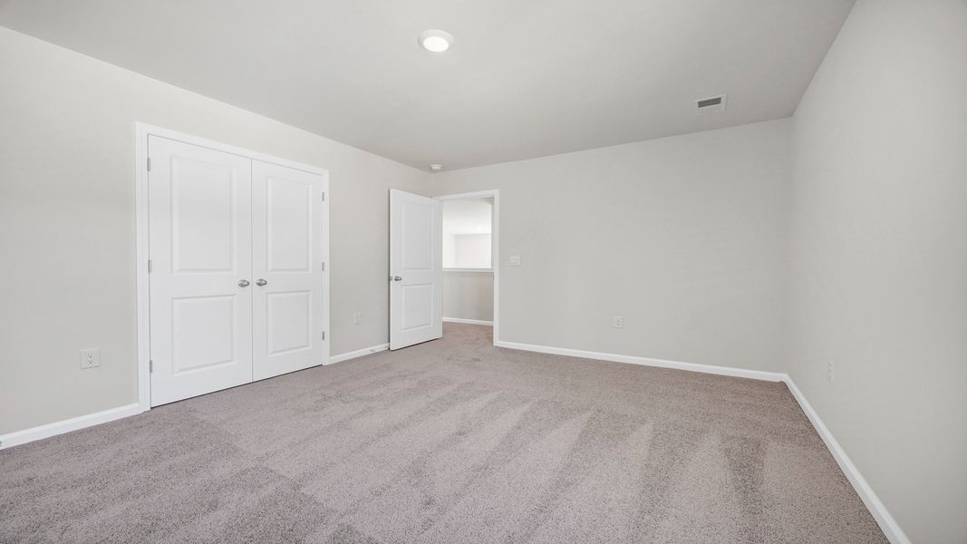 Spacious, unfurnished interior of a new home in Meadowview Plantation, Sumter (Image 24).