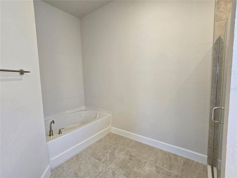 Spacious, unfurnished interior of a new home in Twisted Oaks, Beverly Hills (Image 9).