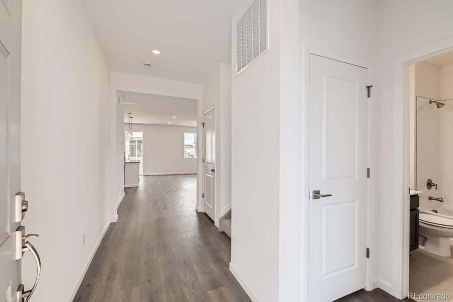 Spacious, unfurnished interior of a new home in Wolf Creek Run, Strasburg (Image 17).