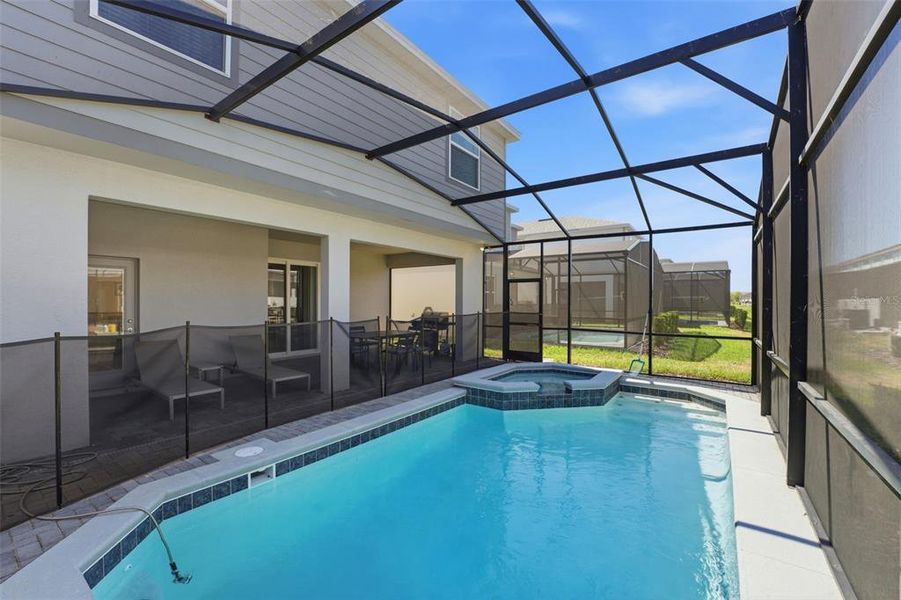 Exterior details and patio area of a home in , Clermont (Image 3).