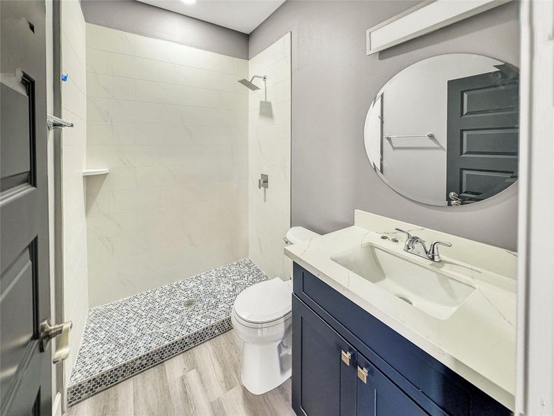 Primary bathroom, with a shower that has modern design.
