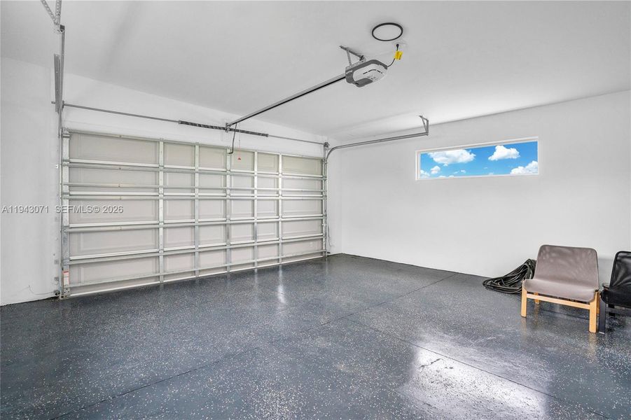 Spacious, unfurnished interior of a new home in , Cape Coral (Image 37).