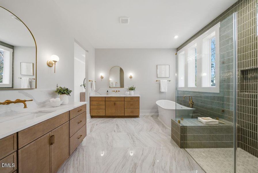 Full Owners Bath 409