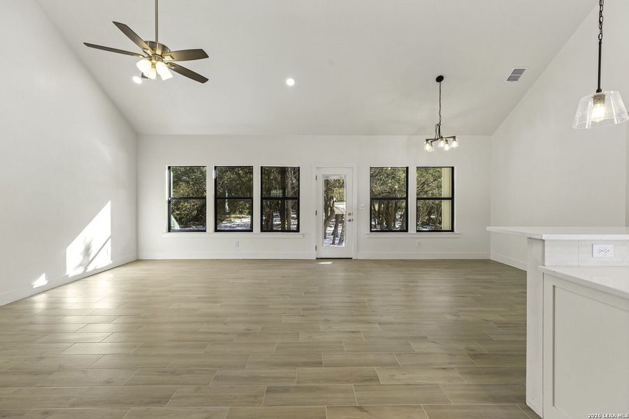 Spacious, unfurnished interior of a new home in , Canyon Lake (Image 20).