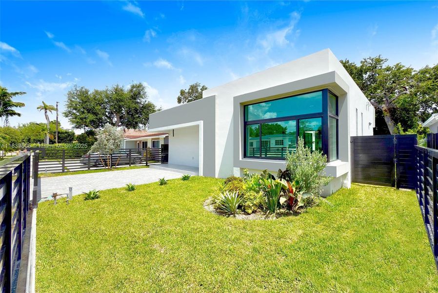 Exterior details and patio area of a home in , Miami (Image 11).