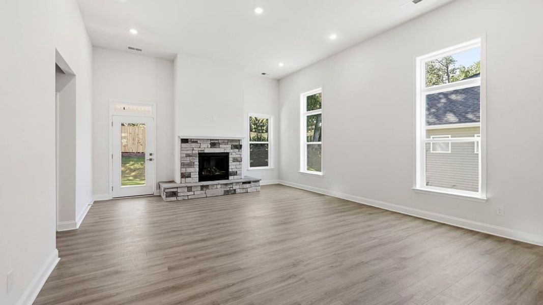 Spacious, unfurnished interior of a new home in Blue Ridge Trail, Fountain Inn (Image 23).