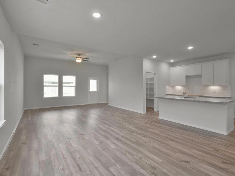 Spacious, unfurnished interior of a new home in River Ranch Meadows, Dayton (Image 23).