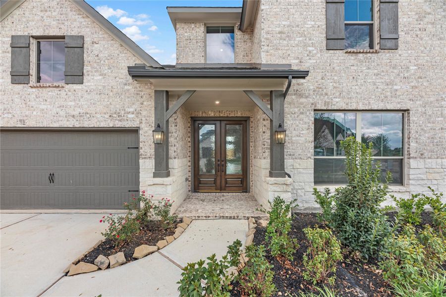 Exterior details and patio area of a home in Cross Creek West, Fulshear (Image 4).