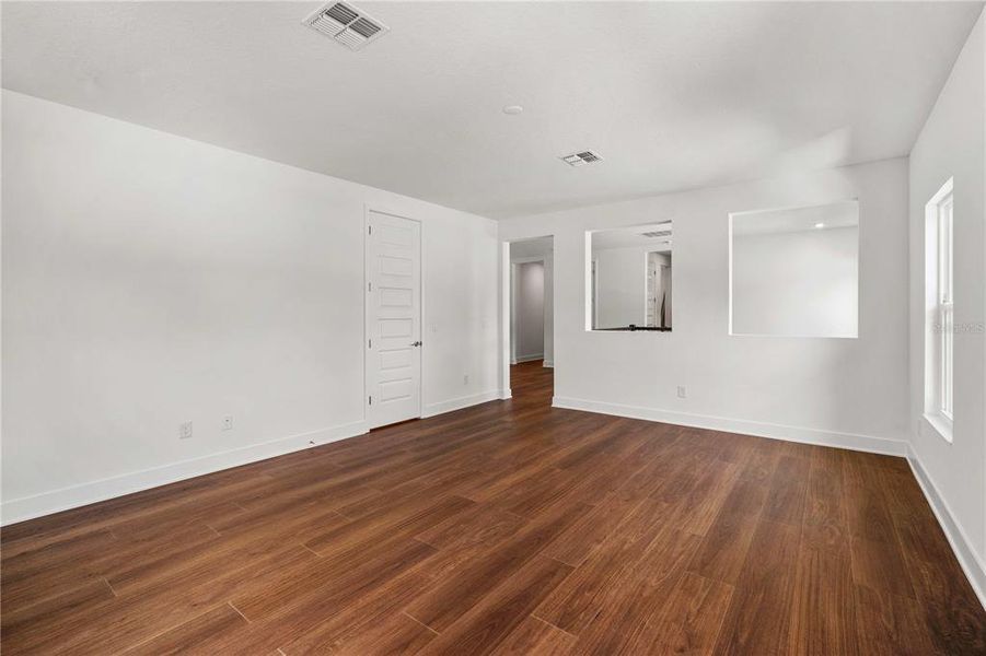 Spacious, unfurnished interior of a new home in , Tampa (Image 24).
