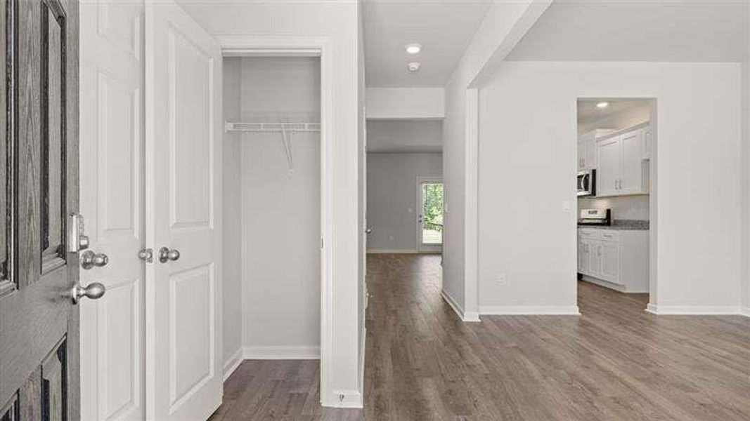 Spacious, unfurnished interior of a new home in Sherwood Manor, College Park (Image 11).