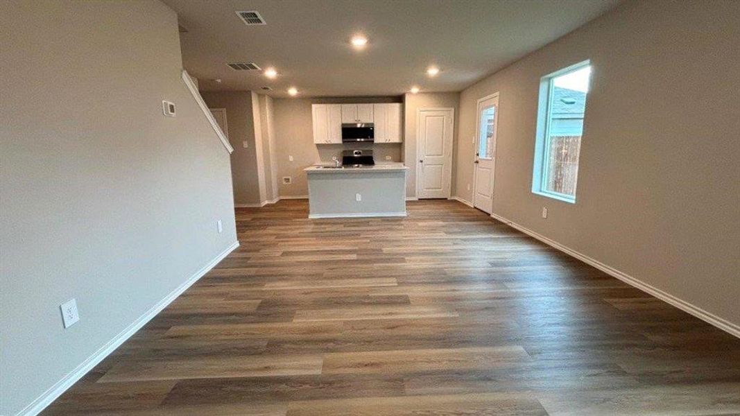 Spacious, unfurnished interior of a new home in Hickory Grove, Krum (Image 10).