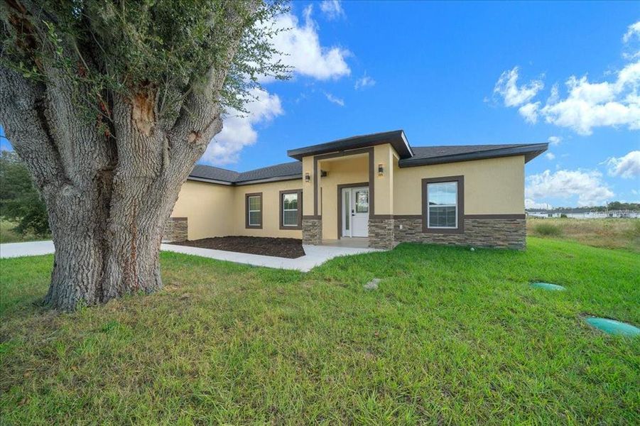 Exterior details and patio area of a home in , Dunnellon (Image 31). Exterior details and patio area of a home in , Dunnellon (Image 31).